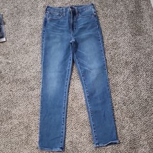 Madewell The Perfect Vintage Jean 26T. Straight Style. Medium Blue Color